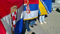 Demonstranti povezali bosansku, srpsku i hrvatsku zastavu! 