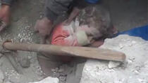 Pogledajte snimak spašavanja malog Sirijca iz ruševine u Alepu