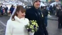 VIDEO: Par se vjenčao u centru Kijeva dok bjesne protesti