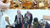 Grozota: Ovako Arapi dočekuju iftar