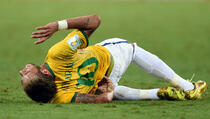 VIDEO: Težak udarac za Brazil, Neymaru slomljen pršljen