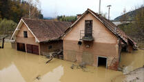 U teškim poplavama poginulo najmanje deset ljudi