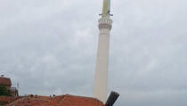 Jak vjetar oborio gornji dio munare džamije u Gnjilanu