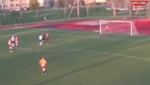 VIDEO: Golman usred utakmice otišao s gola!
