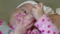 VIDEO: 6 mjeseci poslije rođenja i dalje se drže za ruke!