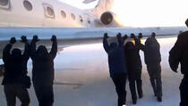 Putnici Siberian Aira gurali avion kako bi poletio