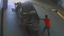 VIDEO: Gurali su auto preko kanala, kad odjednom…