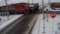 Stravičan snimak sudara vozova i kamiona u Kazahstanu