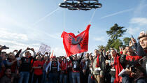 Albanci protestirali i pustili dron s zastavom iznad sjedišta UEFA-e (VIDEO) 