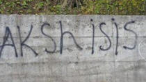 Grafiti "AKSH" i "ISIS" i u Zubinom Potoku