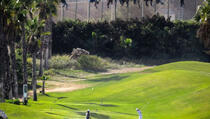 Dok bijelci igraju golf, marokanski imigranti vise na ogradi