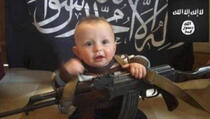 Beba sa Kosova sa kalašnjikovim i zastavom ISIS u Siriji!?