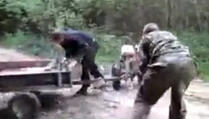 VIDEO: Pijani Rusi i traktor pogubna su kombinacija
