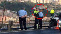 Policajac pozirao za fotografiju umjesto da pomogne samoubici!