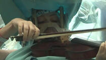 VIDEO: Svirala violinu dok su joj operisali mozak