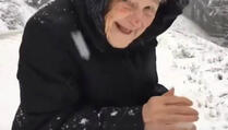 Ima 101 godinu, a snijegu se raduje kao dijete (VIDEO)