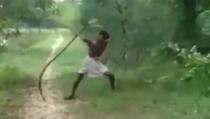 Golim rukama ubio kraljevsku kobru jer mu je usmrtila sina (VIDEO)