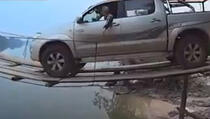 Nećete vjerovati, ali slabašni most nije pukao pod autom (VIDEO)