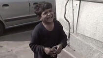 Siromašni dječak gledao u izlog Mcdonaldsa, a onda mu se desilo ovo (VIDEO)