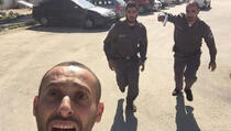 Šokantan selfie: Palestinac bježi pred dvojicom izraelskih vojnika?