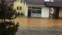 Velike padavine na Kosovu: Poplave u nekoliko gradova (VIDEO/FOTO)