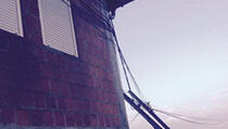 Prizren: Električni stub na prozoru kuće (Foto)