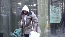 Ovo će vam slomiti srce: Beskućnik se srušio na ulici...  (VIDEO)