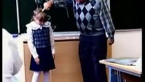 VIDEO: Učitelj maltretirao djevojčicu, a onda se desilo ovo