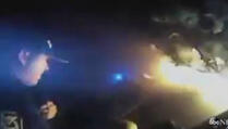 Policajci izvlače muškarca iz automobila u plamenu