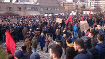 Demonstranti se okupljaju oko Nacionalne biblioteke (FOTO / VIDEO)