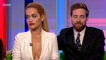 Rita Ora uvredila Britance: Ne želimo da gledamo njene grudi kako vise!