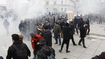 Sukob demonstranata i policije u Prištini (VIDEO UŽIVO)