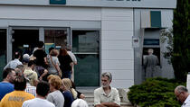  Grci u redovima ispred bankomata zbog straha od izlaska iz eurozone
