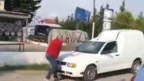 Revoltirani albanski političar polomio svoje vozilo (VIDEO)
