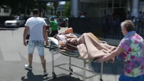 Evo kako se transportuju pacijenti u bolnicu u Tirani (VIDEO)