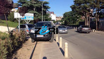 I policija Kosova zna kako se parkira na trotoaru