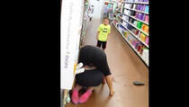 Žene se potukle u supermarketu, a onda je uskočilo dijete sa šamponom