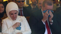 Albanka rasplakala predsjednika Erdogana pjesmom "Biz, kısık sesleriz"