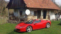 Albanac ispred stare kuće, a vozi Lamborghini