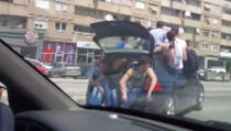 Priština: Razuzdani maturanti, njih 14 u jednom vozilu (VIDEO)