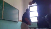 Kosovo: Učenik udario profesora na času!  (VIDEO)