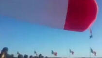 Ogromna meksička zastava podigla vojnika u zrak