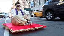 Aladin jurio ulicama New York-a na "letećem tepihu" (VIDEO)