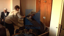 Porodica iz Đakovica izbačena iz stana nakon žalbe Srbina (VIDEO)