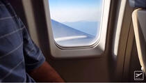 Putnik snimio curenje goriva iz krila aviona
