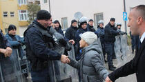Slika govori više od 1000 riječi: Haradinajev sin se pozdravlja sa policajcem