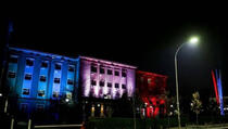 Zgrada opštine Priština u bojama francuske zastave