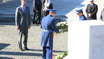 Vučić i delegacije položili cvijeće u Memorijalnom centru u Potočarima