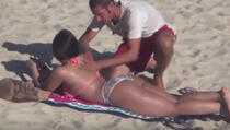 Muškarčine su joj mazali leđa, a ona se okrenula... (VIDEO)