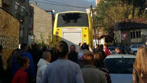 Autobus sa Srbima kamenovan kod Peći